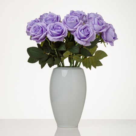 Dokonalá zamatová ruža LILI levanduľová. Cena je uvedená za 1 kus.